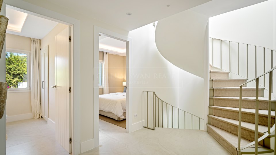 Benahavis, Renovated Four-Bedroom Townhouse with Golf and Sea Views in La Quinta, Benahavís