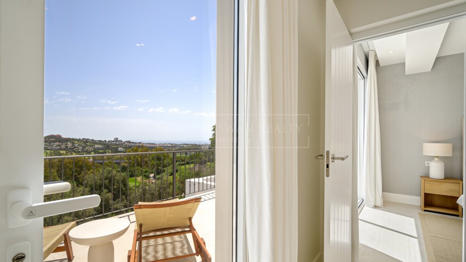 Benahavis, Renovated Four-Bedroom Townhouse with Golf and Sea Views in La Quinta, Benahavís