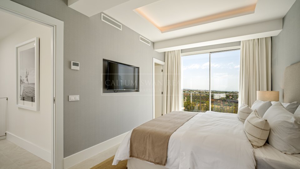 Benahavis, Renovated Four-Bedroom Townhouse with Golf and Sea Views in La Quinta, Benahavís