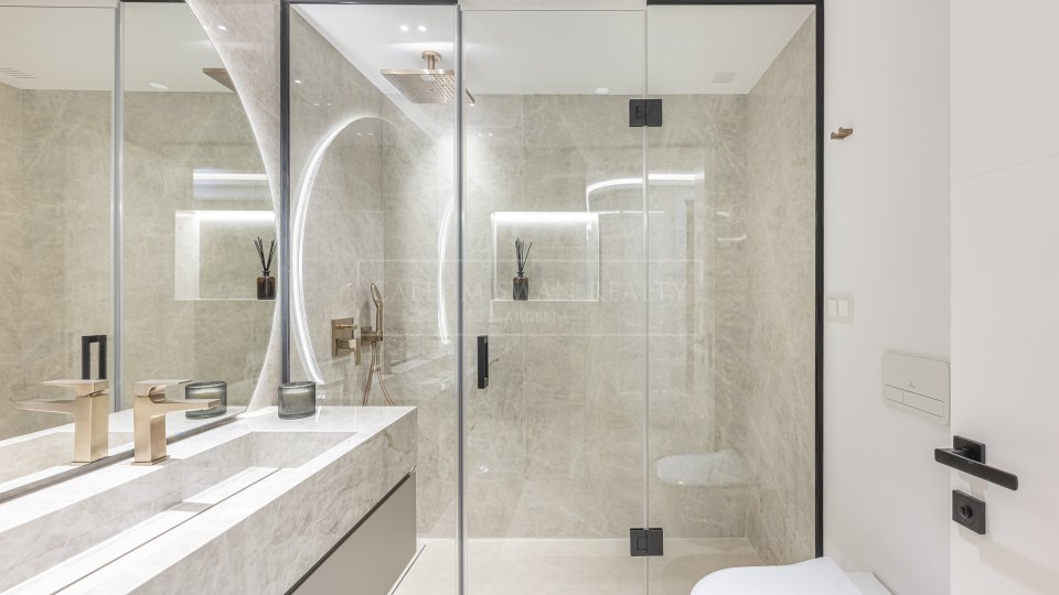 Estepona, Appartement en bord de mer avec trois chambres et vue sur la mer à Bahia del Velerín, Estepona