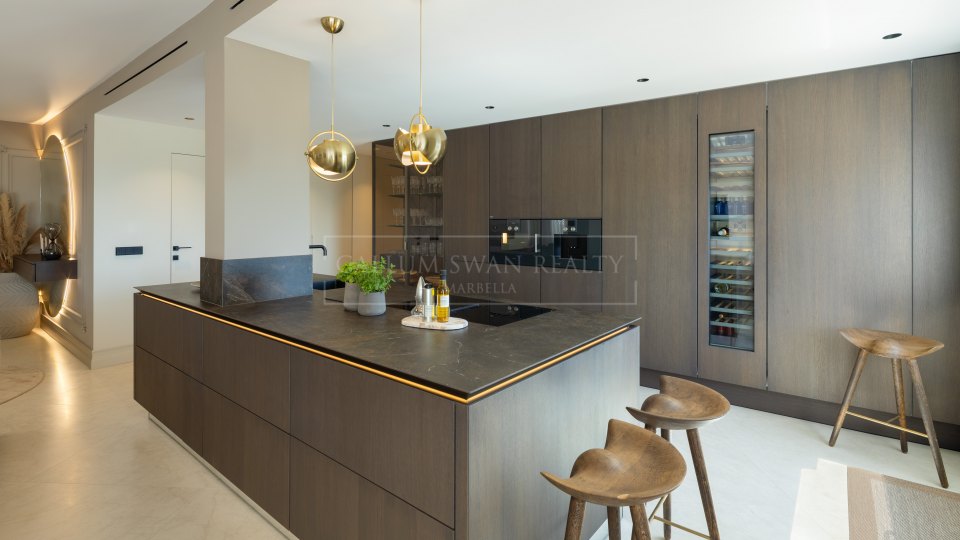 Marbella Golden Mile, Ático Dúplex con vistas al mar en venta sobre la Milla de Oro de Marbella