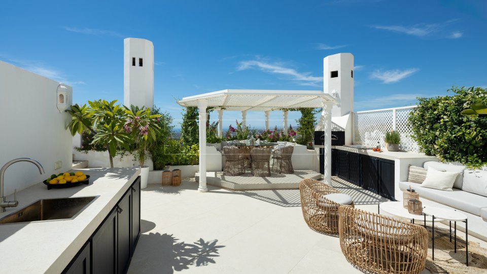 Marbella Golden Mile, Ático Dúplex con vistas al mar en venta sobre la Milla de Oro de Marbella