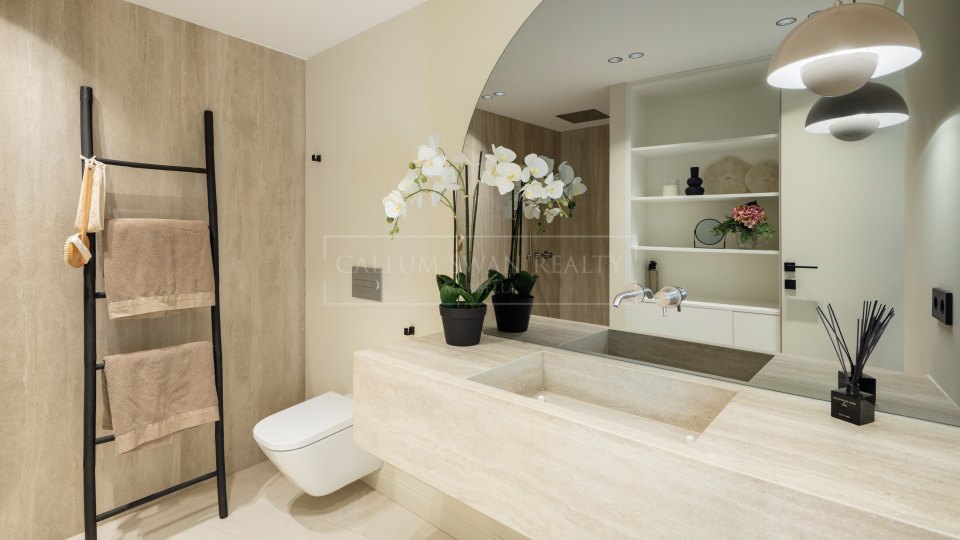 Marbella Golden Mile, Ático Dúplex con vistas al mar en venta sobre la Milla de Oro de Marbella