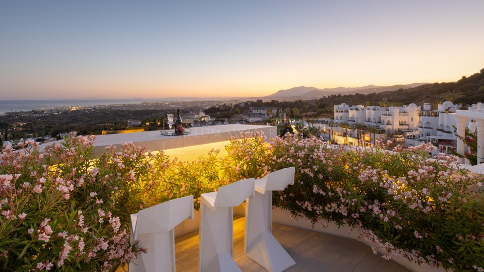 Marbella Golden Mile, Ático Dúplex con vistas al mar en venta sobre la Milla de Oro de Marbella