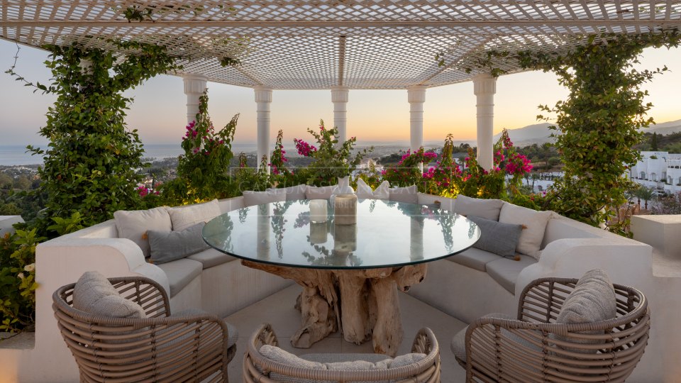 Marbella Golden Mile, Ático Dúplex con vistas al mar en venta sobre la Milla de Oro de Marbella