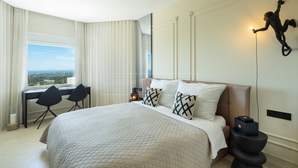 Marbella Golden Mile, Ático Dúplex con vistas al mar en venta sobre la Milla de Oro de Marbella