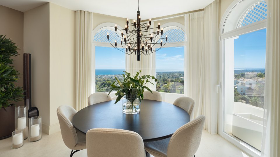 Marbella Golden Mile, Ático Dúplex con vistas al mar en venta sobre la Milla de Oro de Marbella