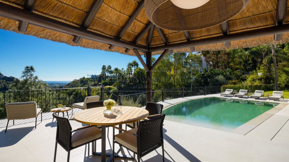 Benahavis, Villa en primera línea de golf con vistas al mar en venta en Los Arqueros, Benahavís