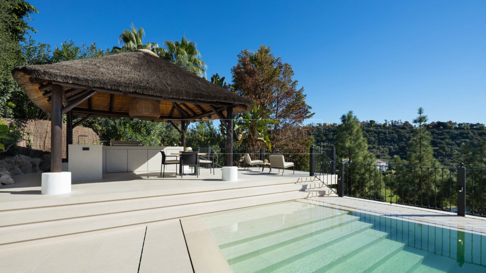 Benahavis, Villa en primera línea de golf con vistas al mar en venta en Los Arqueros, Benahavís