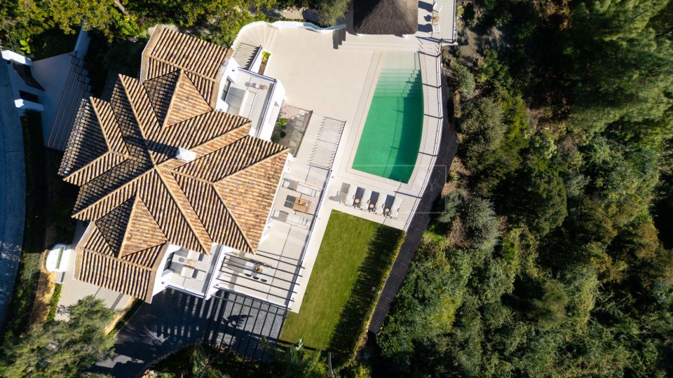 Benahavis, Villa en primera línea de golf con vistas al mar en venta en Los Arqueros, Benahavís