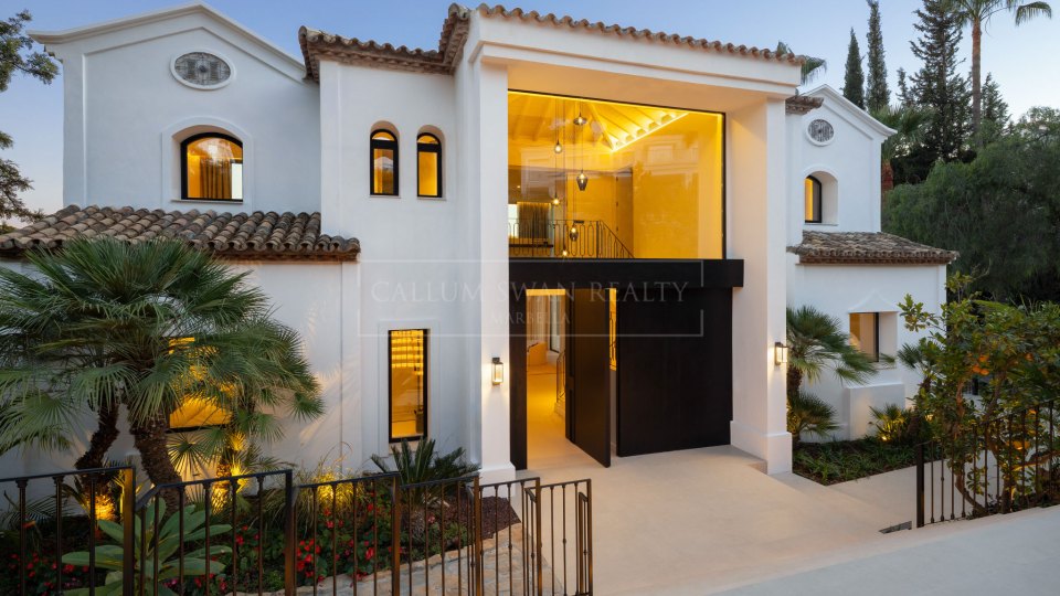 Benahavis, Villa en primera línea de golf con vistas al mar en venta en Los Arqueros, Benahavís