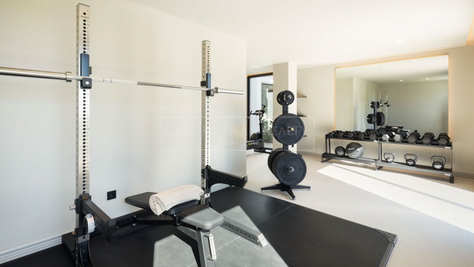 Benahavis, Villa en primera línea de golf con vistas al mar en venta en Los Arqueros, Benahavís