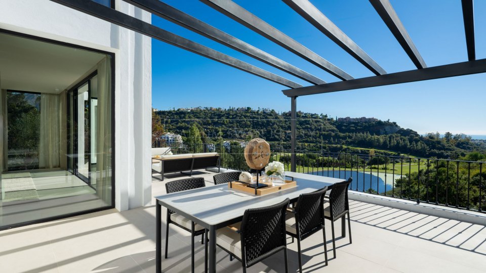 Benahavis, Villa en primera línea de golf con vistas al mar en venta en Los Arqueros, Benahavís