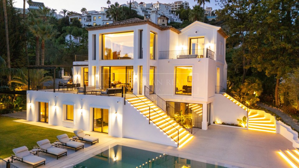 Benahavis, Villa en primera línea de golf con vistas al mar en venta en Los Arqueros, Benahavís