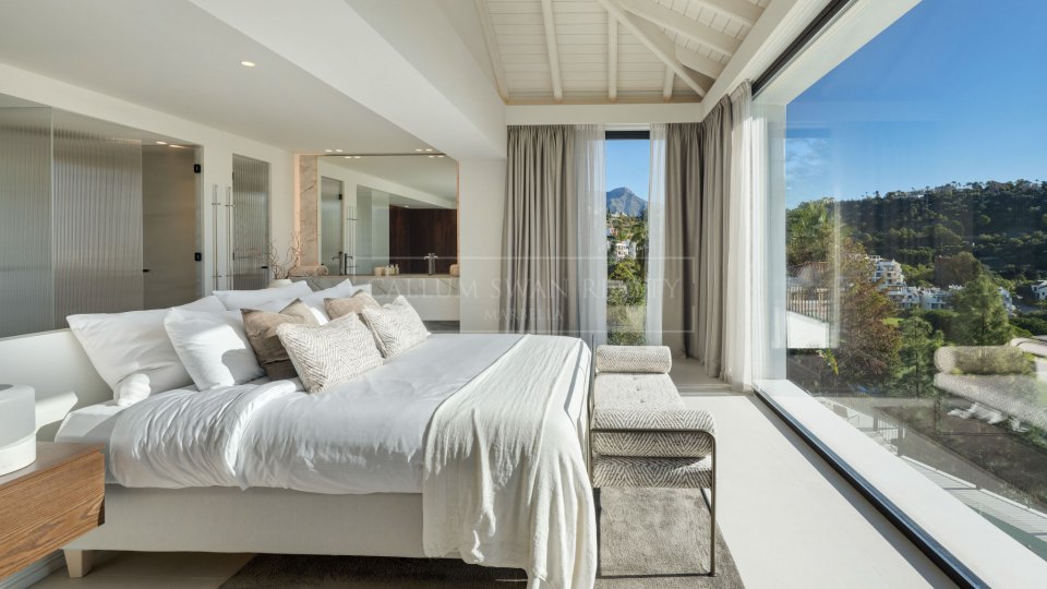 Benahavis, Villa en primera línea de golf con vistas al mar en venta en Los Arqueros, Benahavís