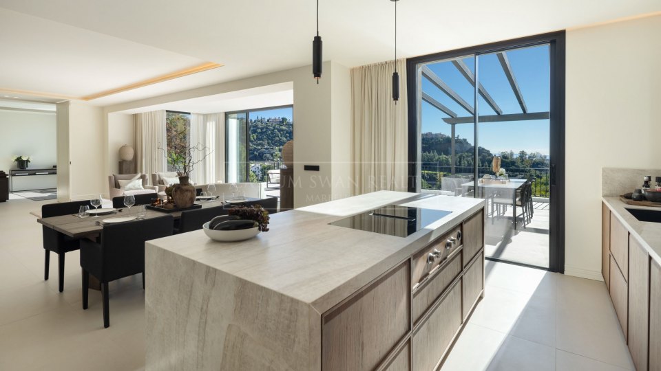 Benahavis, Villa en primera línea de golf con vistas al mar en venta en Los Arqueros, Benahavís