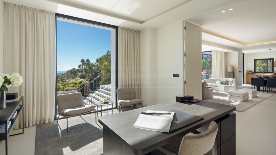 Benahavis, Villa en primera línea de golf con vistas al mar en venta en Los Arqueros, Benahavís