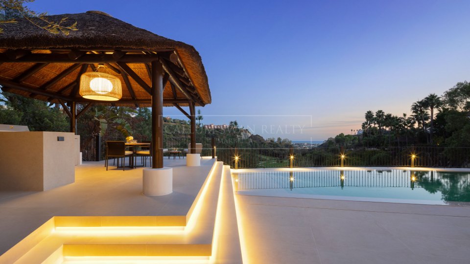 Benahavis, Villa en primera línea de golf con vistas al mar en venta en Los Arqueros, Benahavís