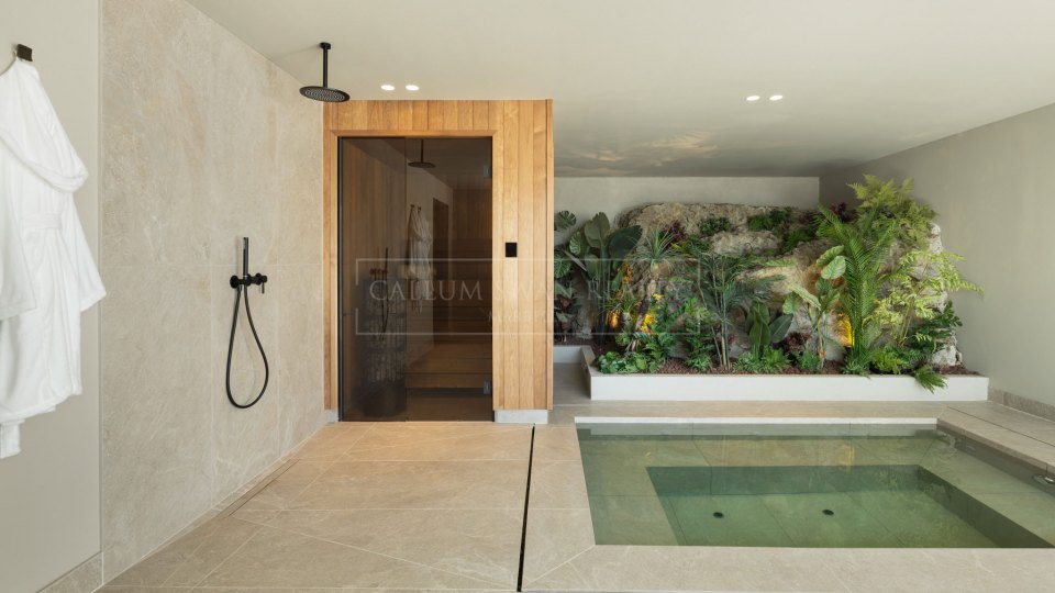 Benahavis, Villa en primera línea de golf con vistas al mar en venta en Los Arqueros, Benahavís