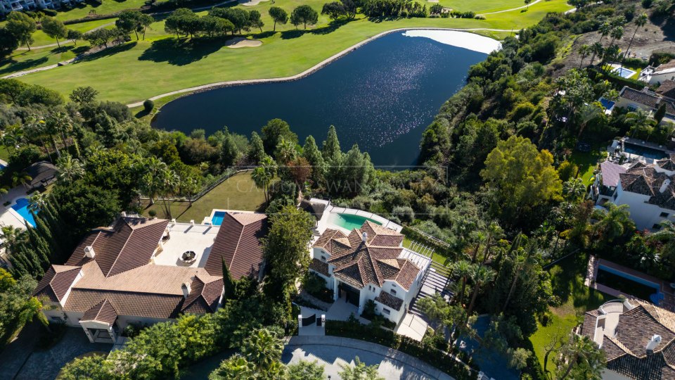 Benahavis, Villa en primera línea de golf con vistas al mar en venta en Los Arqueros, Benahavís