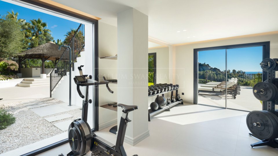 Benahavis, Villa en primera línea de golf con vistas al mar en venta en Los Arqueros, Benahavís