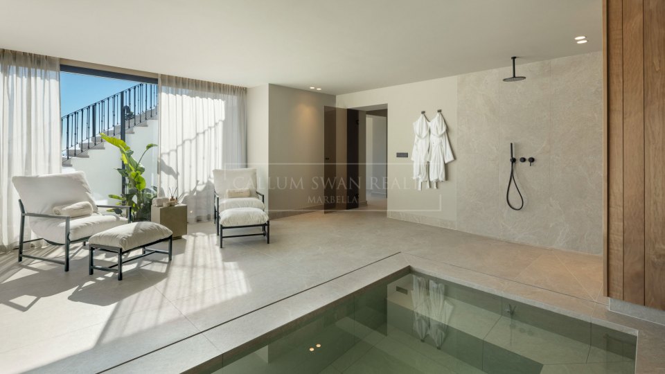 Benahavis, Villa en primera línea de golf con vistas al mar en venta en Los Arqueros, Benahavís