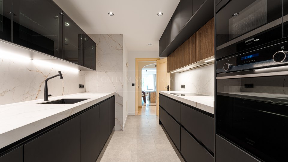 Marbella Golden Mile, Appartement rénové de trois chambres à vendre à Sierra Blanca, Marbella