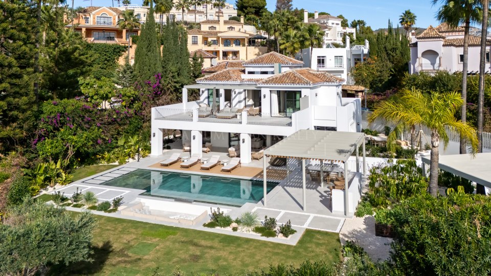 Benahavis, Mediterranean-Style Villa with Sea Views for Sale in La Quinta, Benahavís