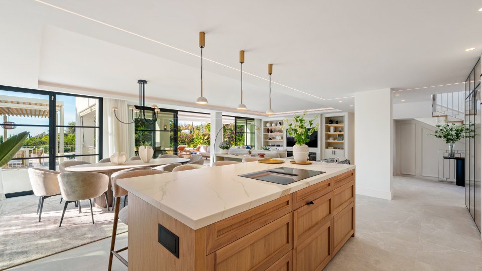 Benahavis, Mediterranean-Style Villa with Sea Views for Sale in La Quinta, Benahavís