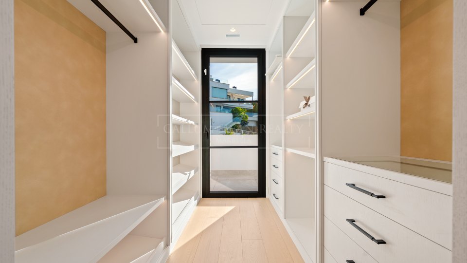 Benahavis, Mediterranean-Style Villa with Sea Views for Sale in La Quinta, Benahavís