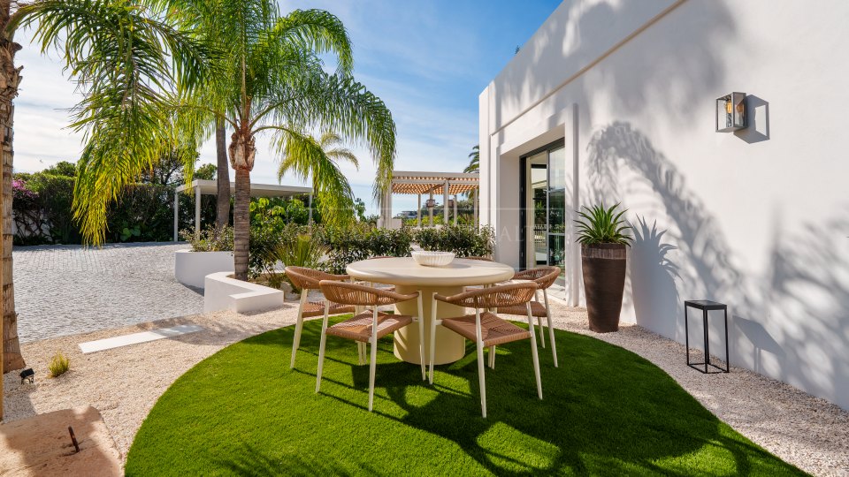 Benahavis, Mediterranean-Style Villa with Sea Views for Sale in La Quinta, Benahavís