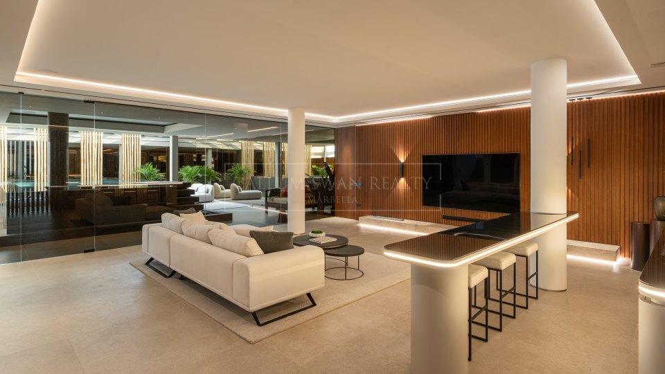 Benahavis, Luxury Frontline-Golf Villa for Sale in La Quinta, Benahavís