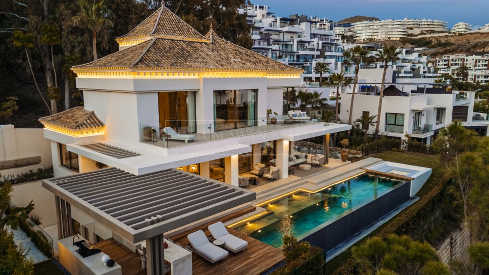 Benahavis, Luxury Frontline-Golf Villa for Sale in La Quinta, Benahavís