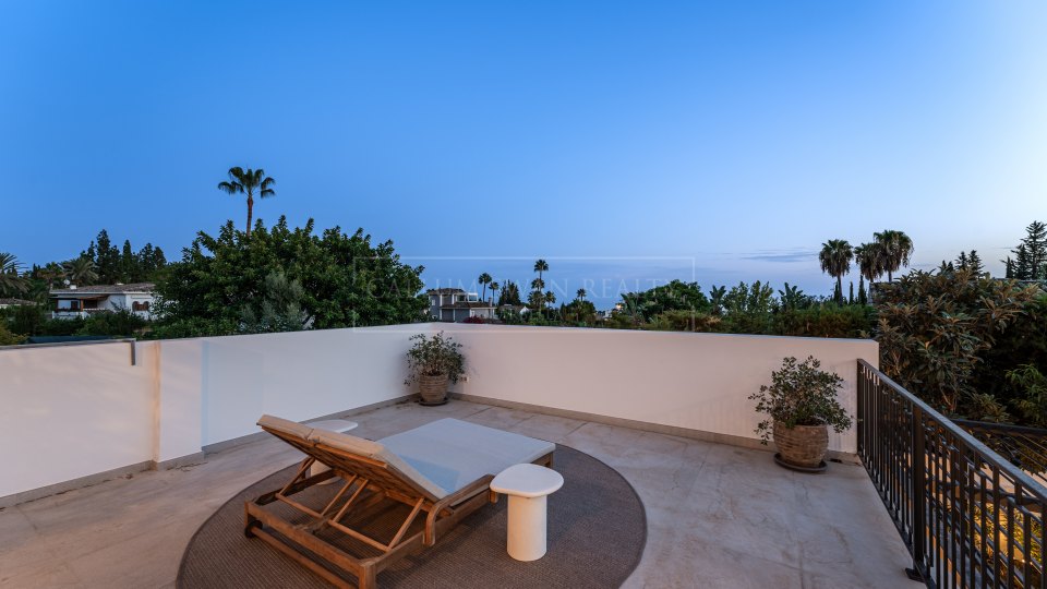 Marbella Golden Mile, Villa de luxe rénovée à vendre à Rocío de Nagüeles, Mille d'Or