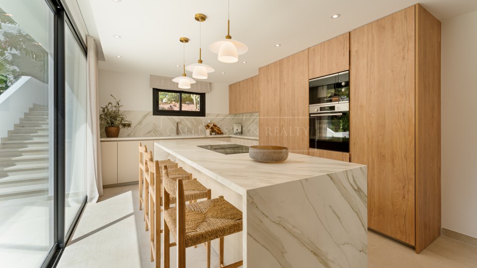 Marbella Golden Mile, Villa de luxe rénovée à vendre à Rocío de Nagüeles, Mille d'Or
