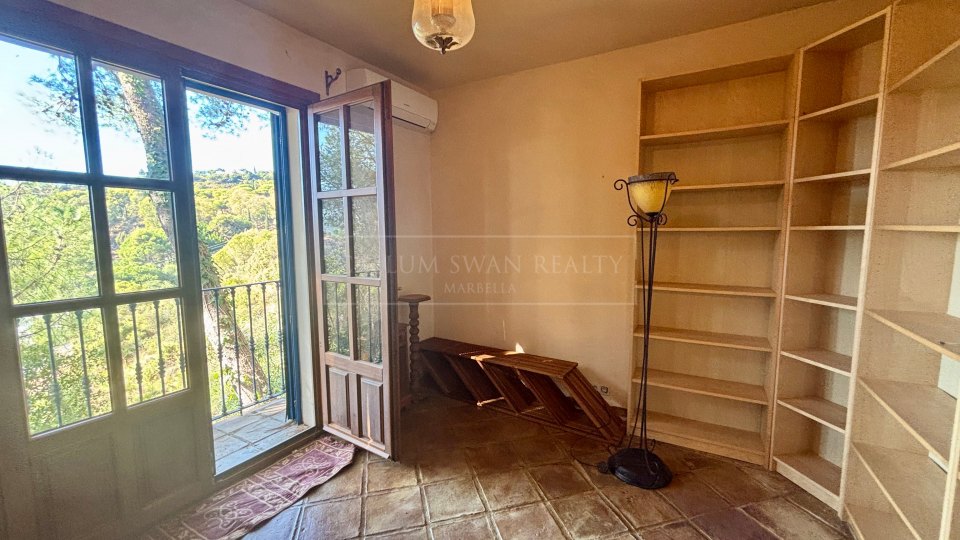 Benahavis, Charming andalusian style villa for sale in El Madroñal