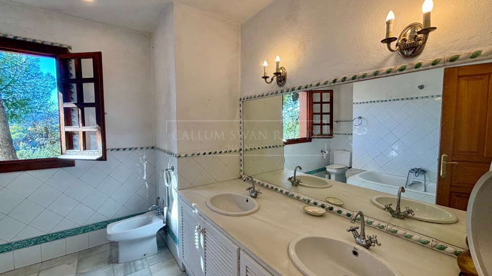 Benahavis, Charming andalusian style villa for sale in El Madroñal