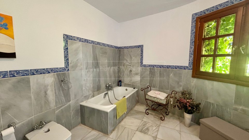 Benahavis, Charming andalusian style villa for sale in El Madroñal