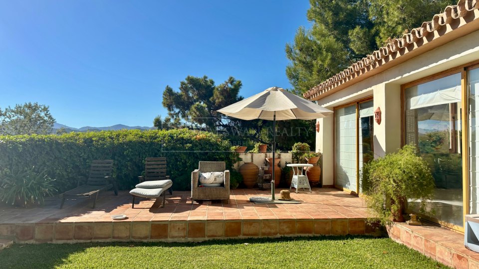 Benahavis, Charming andalusian style villa for sale in El Madroñal