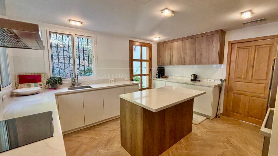 Benahavis, Charming andalusian style villa for sale in El Madroñal