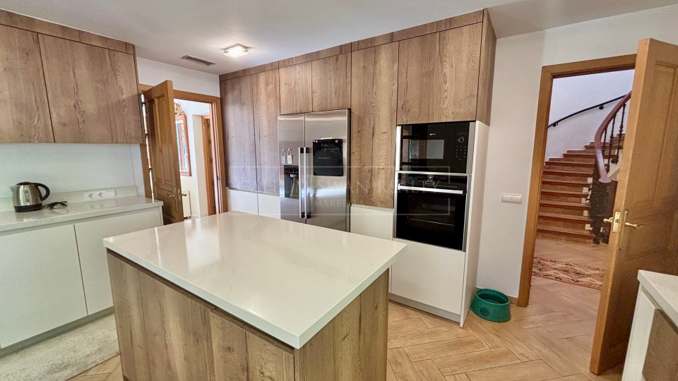 Benahavis, Charming andalusian style villa for sale in El Madroñal