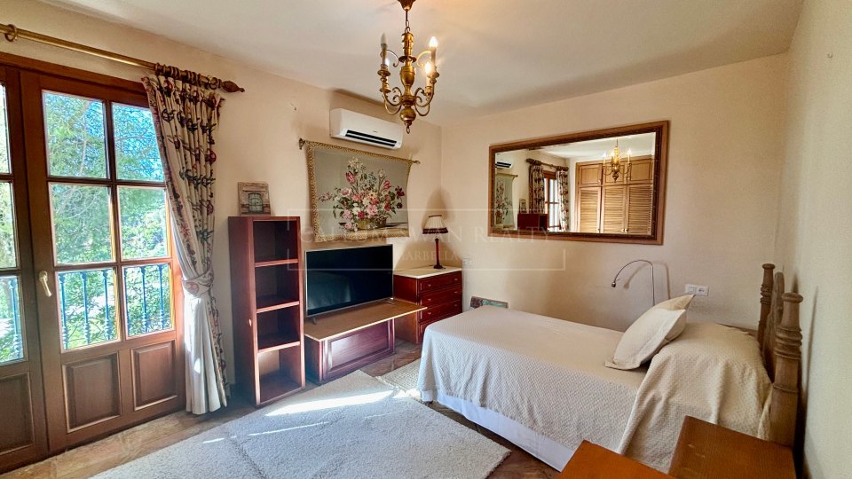 Benahavis, Charming andalusian style villa for sale in El Madroñal