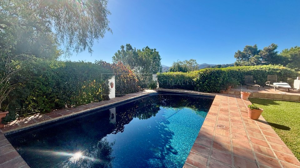 Benahavis, Charming andalusian style villa for sale in El Madroñal