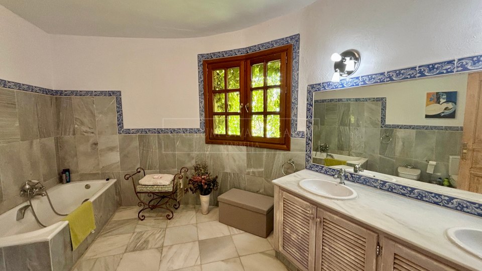 Benahavis, Charming andalusian style villa for sale in El Madroñal