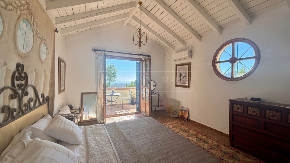 Benahavis, Charming andalusian style villa for sale in El Madroñal