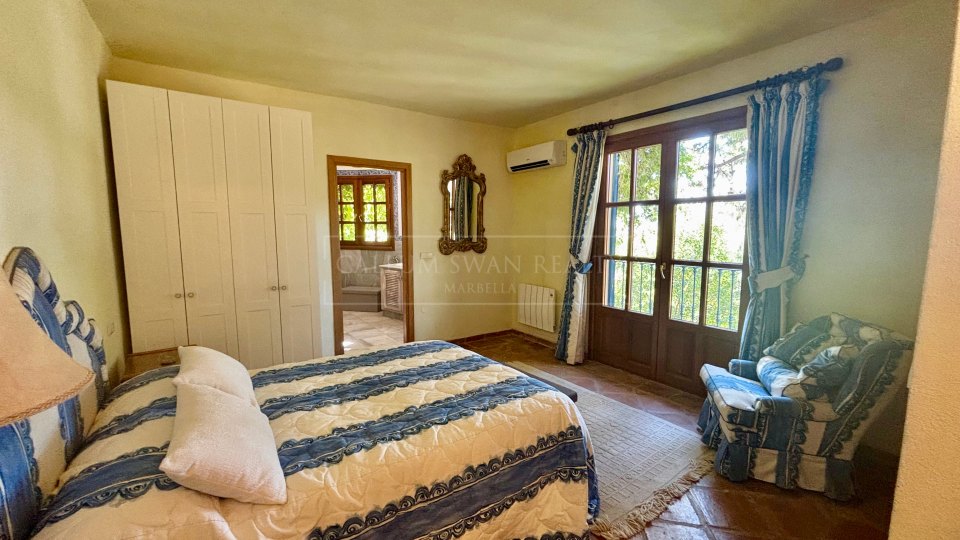 Benahavis, Charming andalusian style villa for sale in El Madroñal