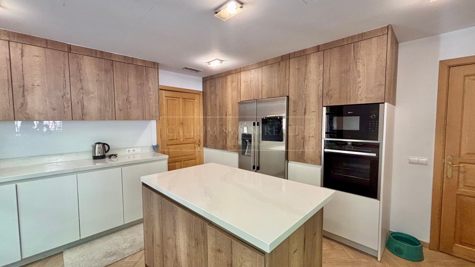 Benahavis, Charming andalusian style villa for sale in El Madroñal