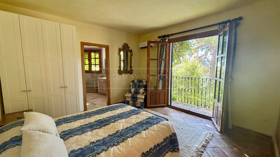 Benahavis, Charming andalusian style villa for sale in El Madroñal