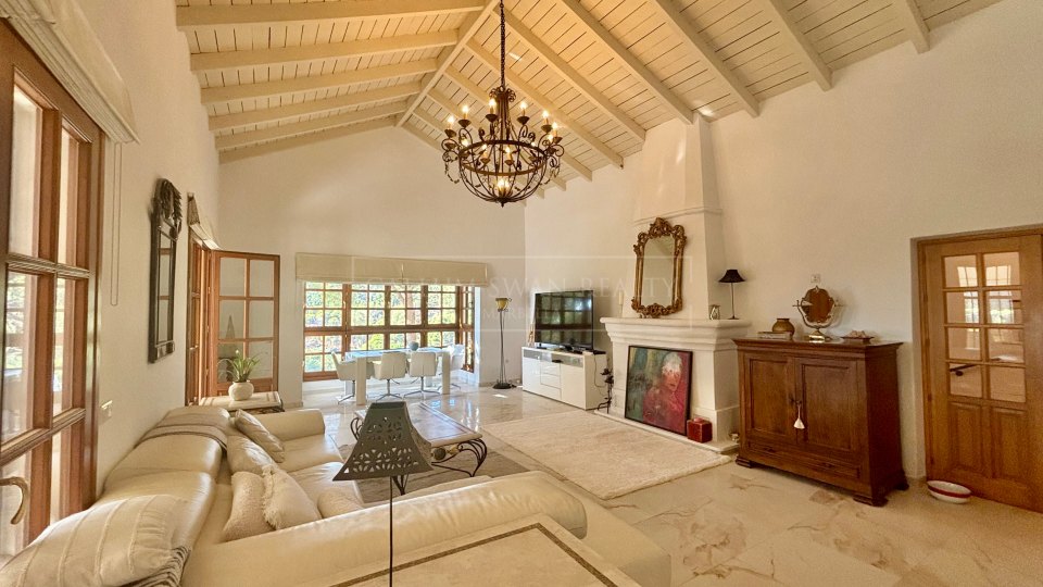 Benahavis, Charming andalusian style villa for sale in El Madroñal