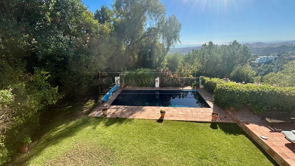 Benahavis, Charming andalusian style villa for sale in El Madroñal